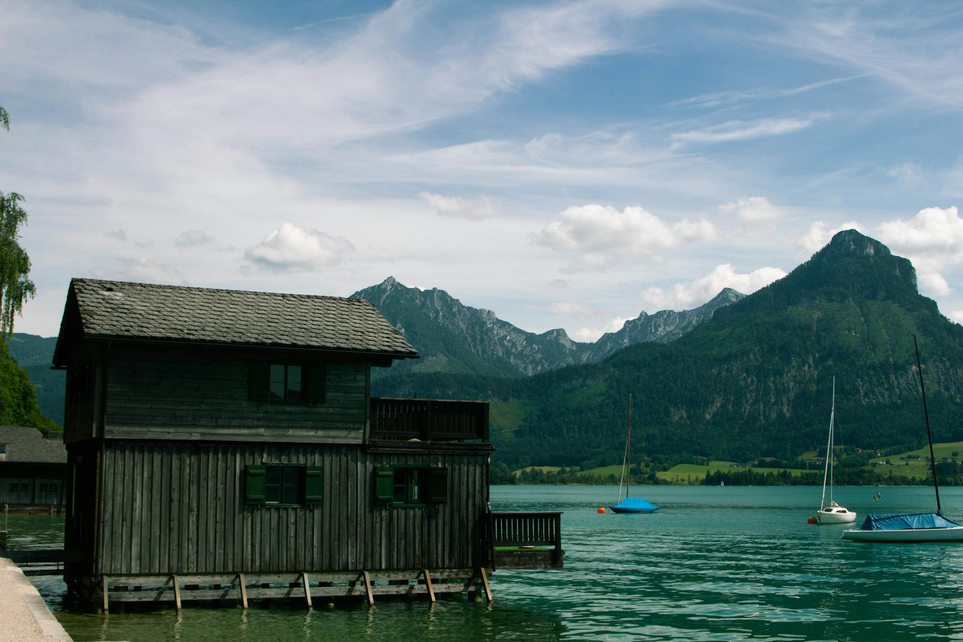Wolfgangsee im Abendlicht mit Bergpanorama